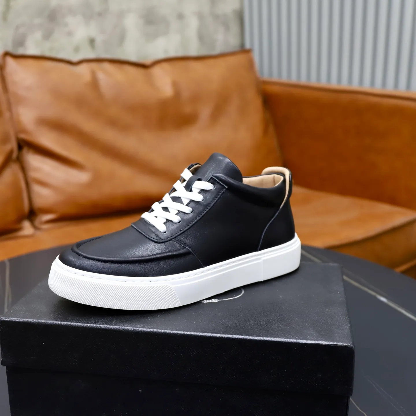 Ex-factory price: 460💰🙅‍♂️🙅‍♂️🙅‍♂️ Brand: PRADA Standard code: 38–44 (45 can be customized) Grade: Same as the official website Material: Original cowhide fabric Comfortable pigskin lining Lightweight wear-resistant outsole Style category: Men's fashionable casual shoes and boots Running sneakers Distinguished luxury brand elements Top luxury Color: actual picture color